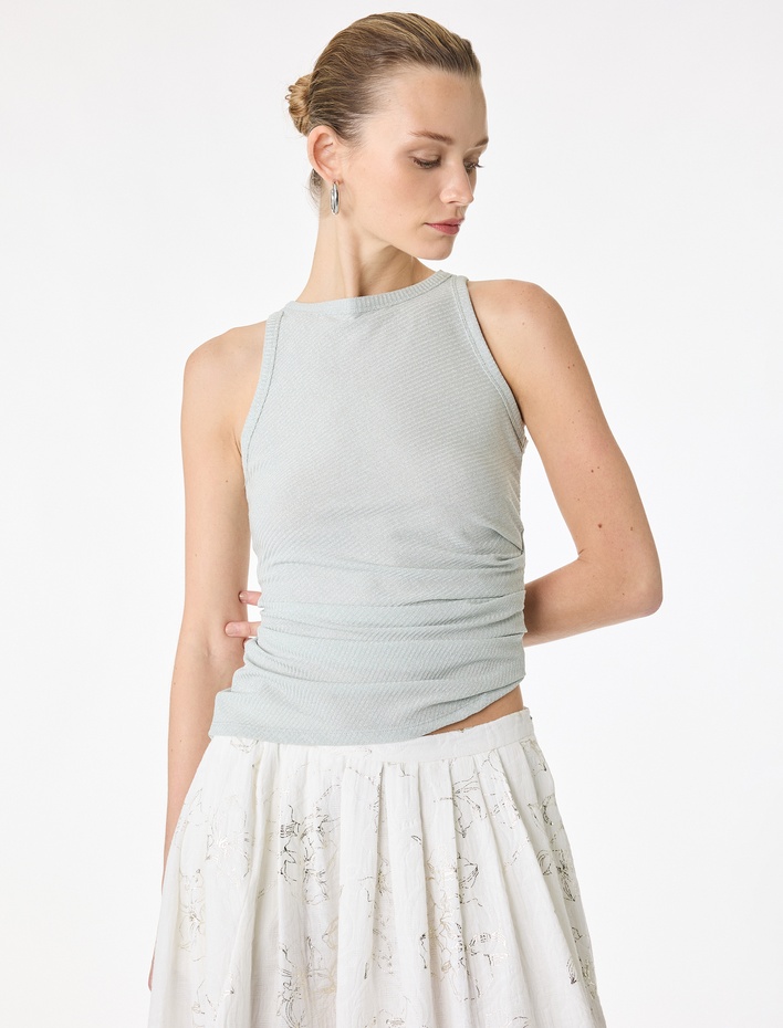  Slim Fit Asimetrik Kesim Drapeli Metalik İplik Detaylı Simli Fitilli Bluz