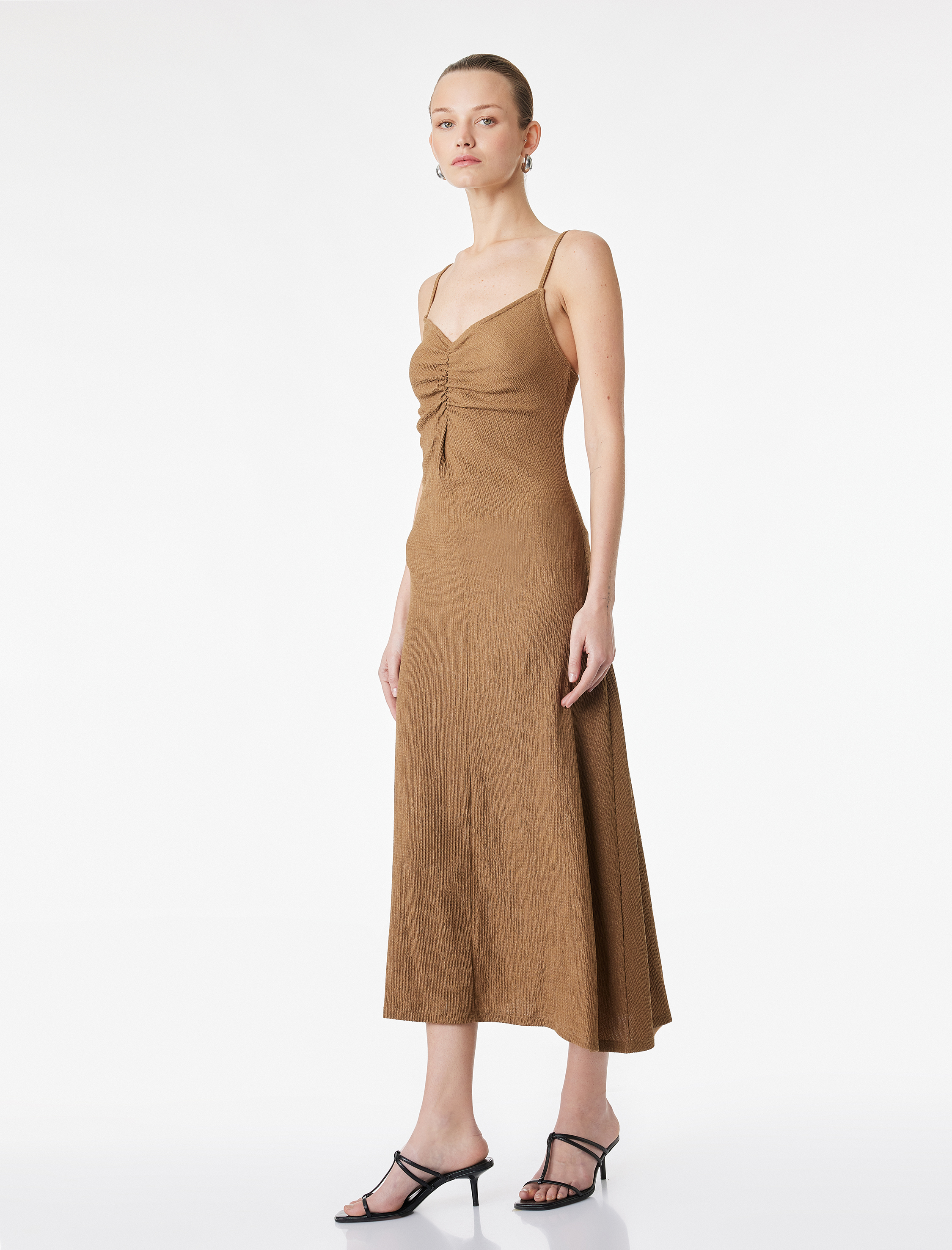   Bürümcük Kumaş Rahat Kalıp Büzgü Detaylı İp Askılı Midi Boy Elbise