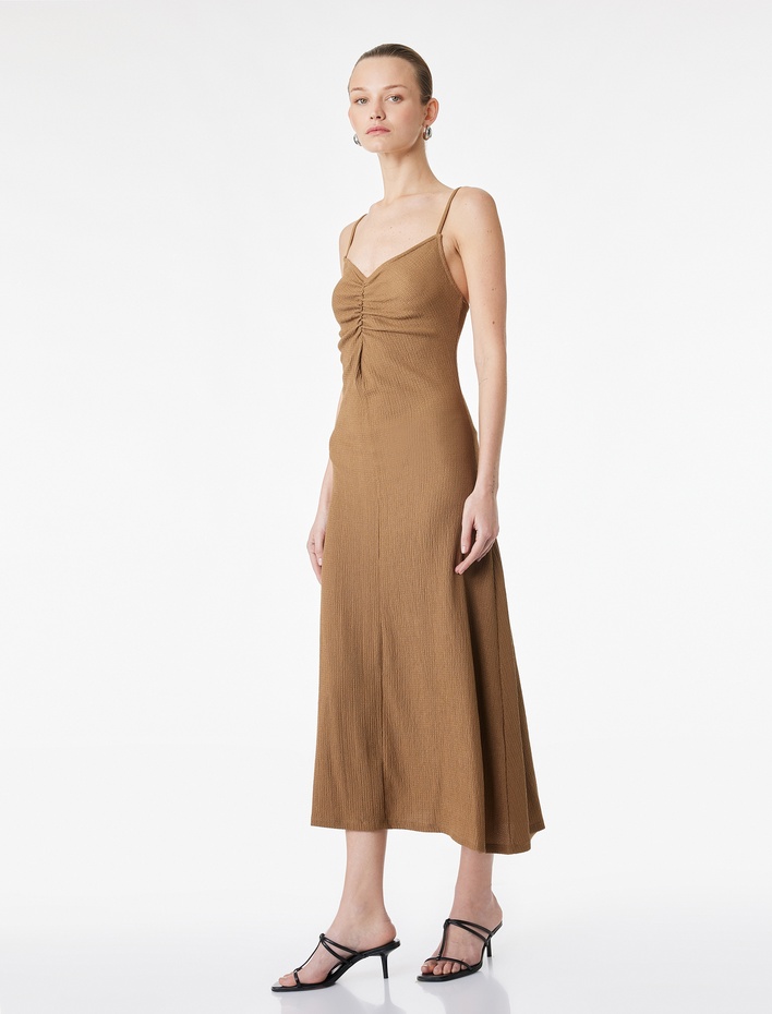  Bürümcük Kumaş Rahat Kalıp Büzgü Detaylı İp Askılı Midi Boy Elbise