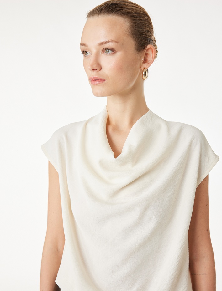  Aerobin Kumaş Dökümlü Yaka Kolsuz Bluz