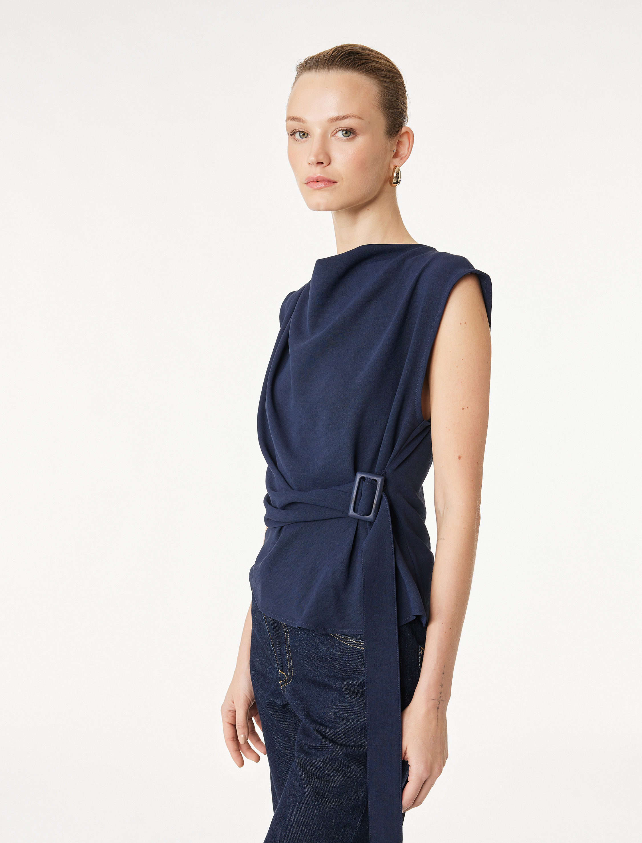   Aerobin Kumaş Hafif Degaje Yaka Kolsuz Kemerli Bluz