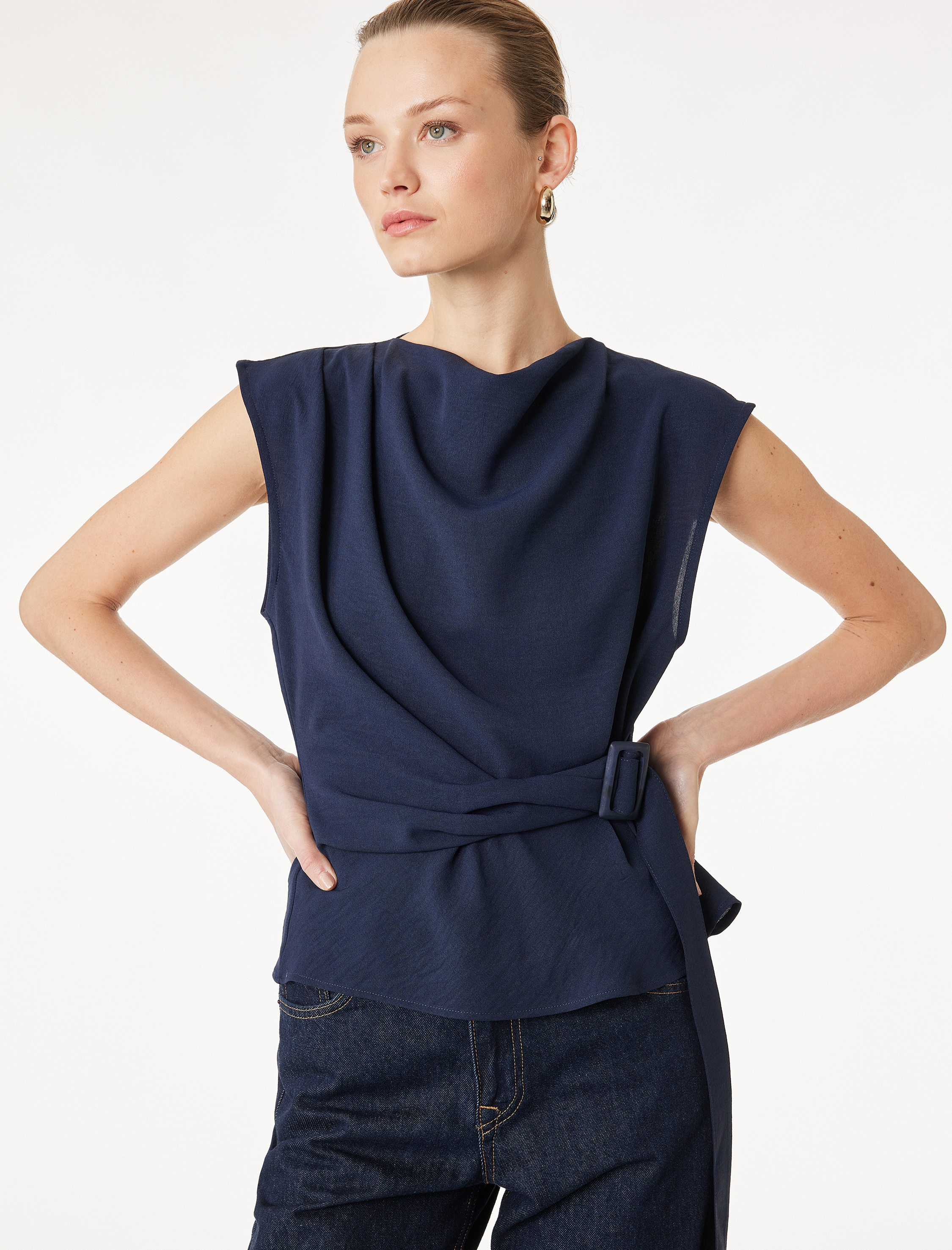   Aerobin Kumaş Hafif Degaje Yaka Kolsuz Kemerli Bluz