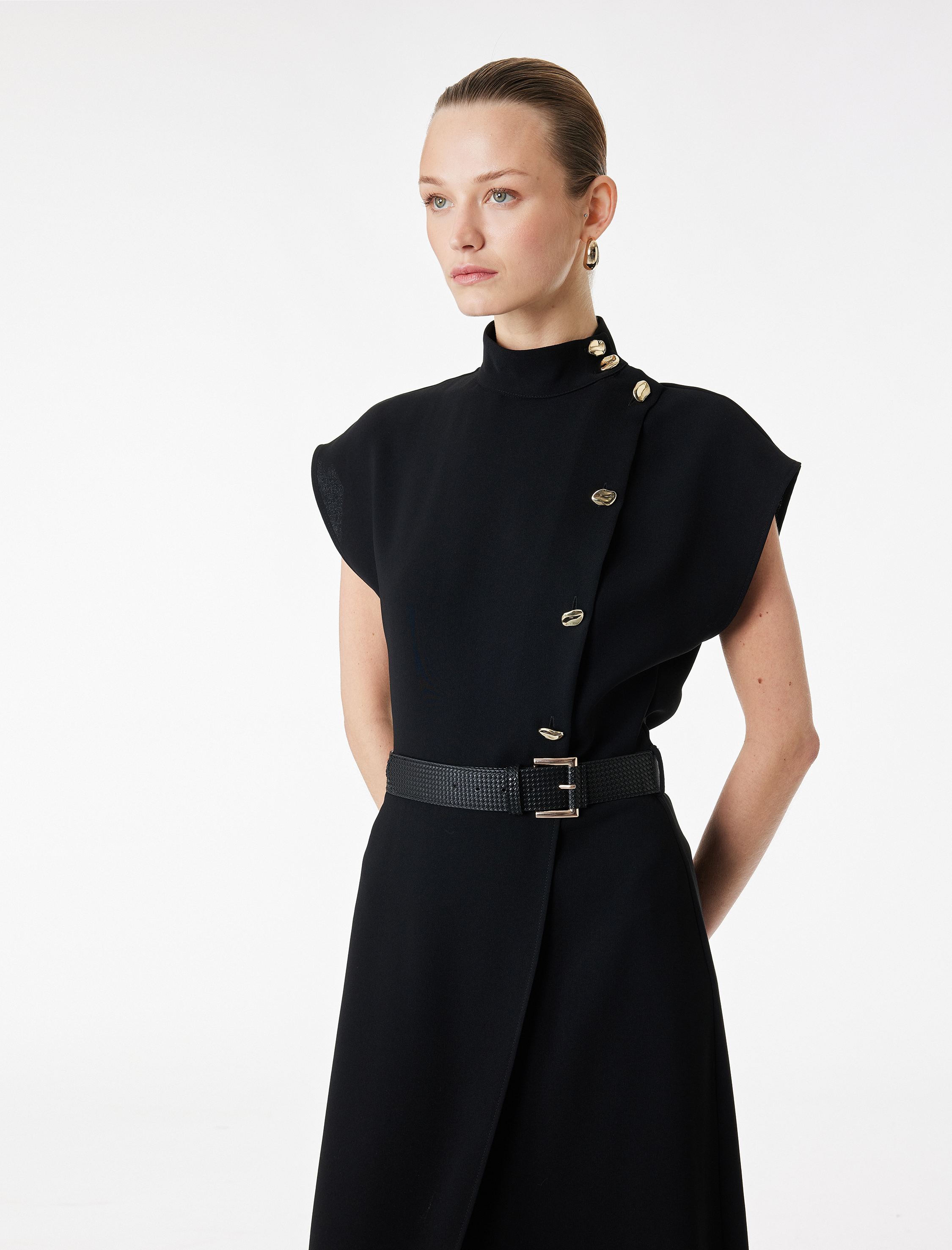   Krep Kumaş Kemer Detaylı Dik Yaka Kolsuz Metal Aksesuarlı Midi Elbise