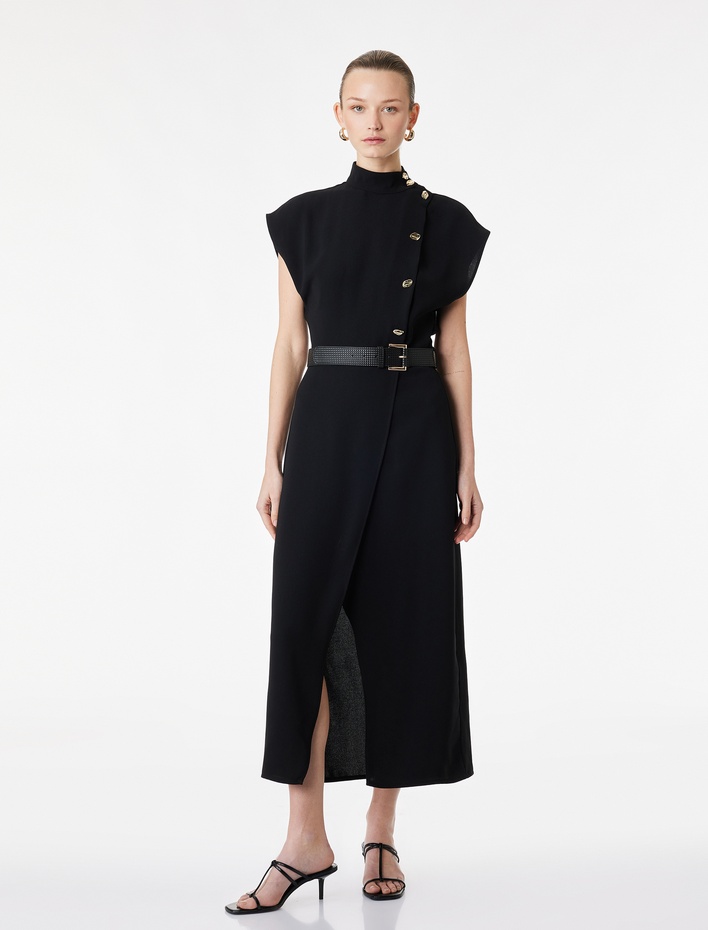  Krep Kumaş Kemer Detaylı Dik Yaka Kolsuz Metal Aksesuarlı Midi Elbise