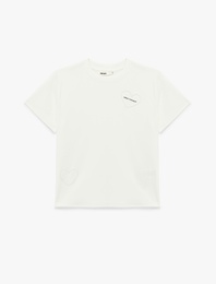 Pamuklu Kısa Kollu Bisiklet Yaka Nakış Detaylı Kalpli Tişört