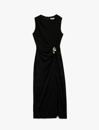 Yırtmaç Detaylı Kolsuz Bisiklet Yaka Metal Aksesuarlı Sim Detaylı Midi Elbise