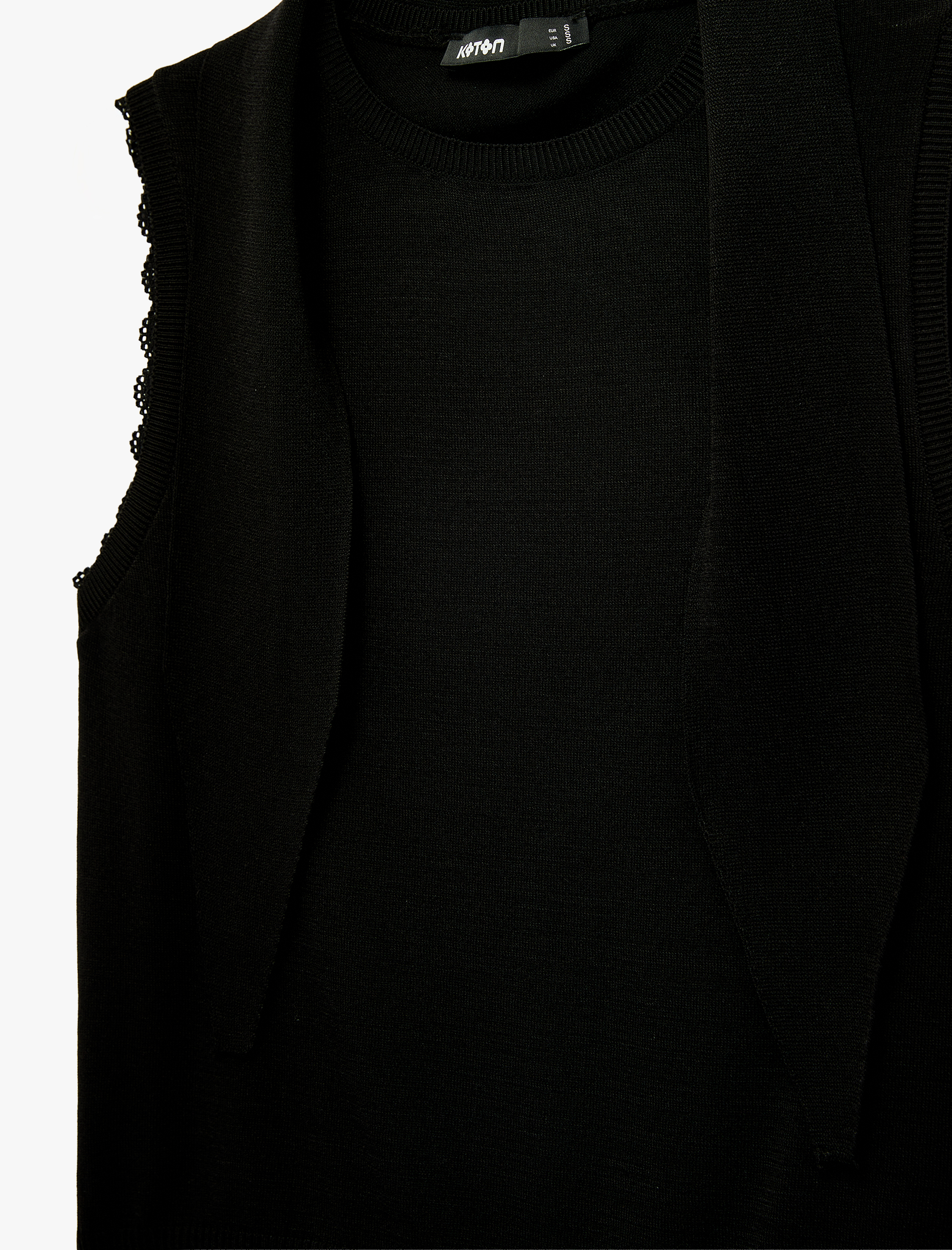   Dantel Detaylı Bisiklet Yaka Kolsuz Triko Bluz