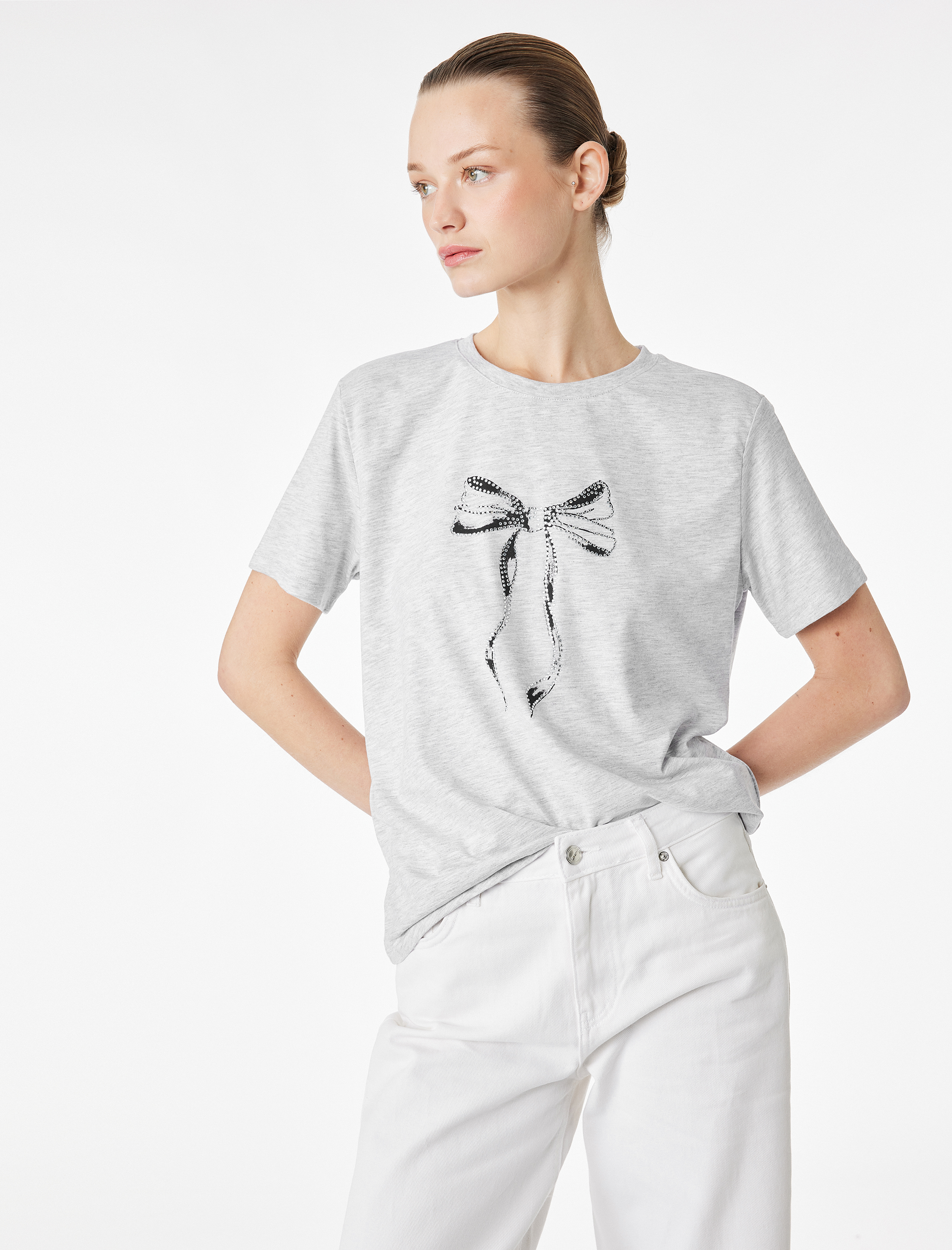   Kısa Kollu Bisiklet Yaka Taşlı Fiyonk Baskılı Tişört