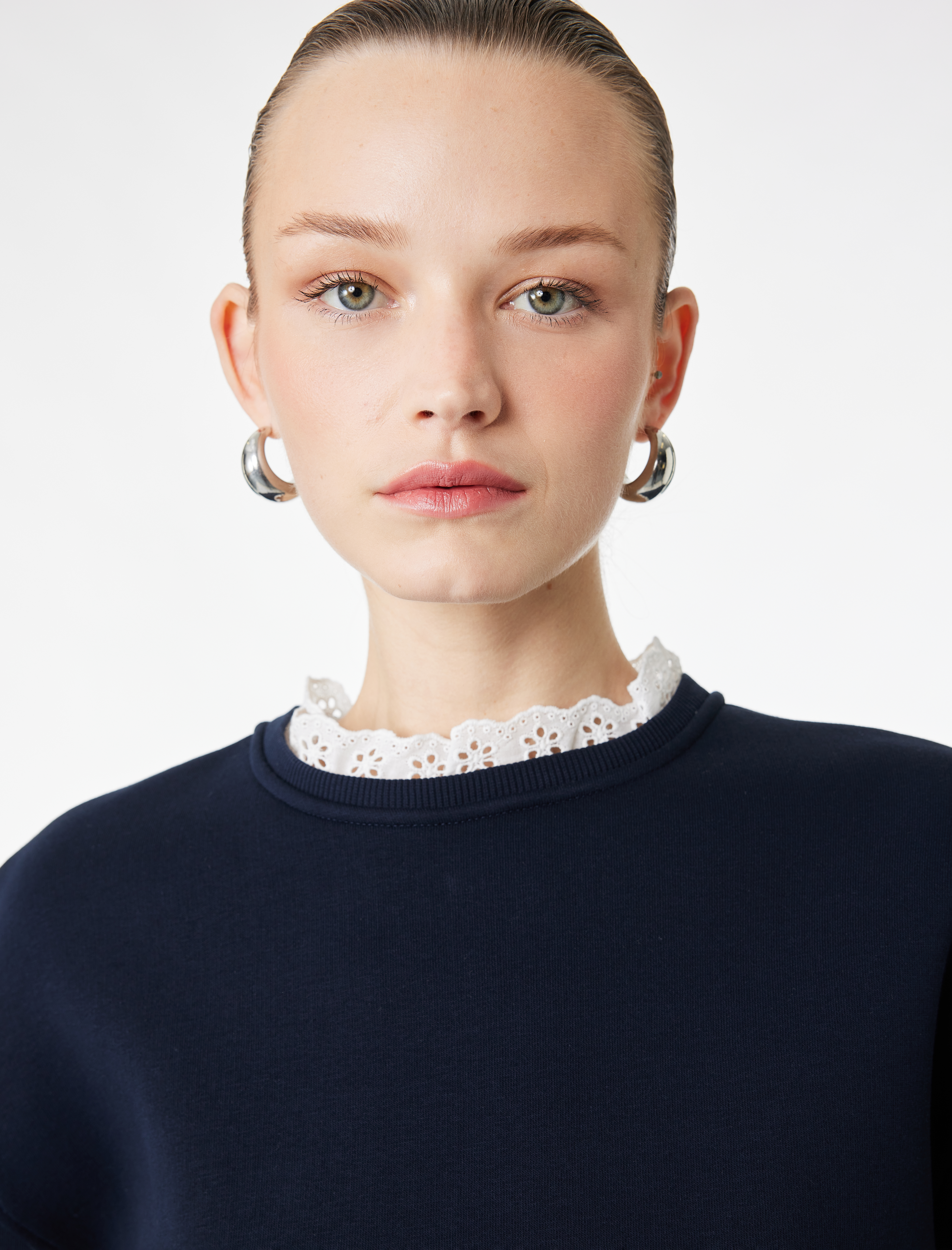   Üç İplik Şardonlu Uzun Kollu Dantel Detaylı Bisiklet Yaka Sweatshirt