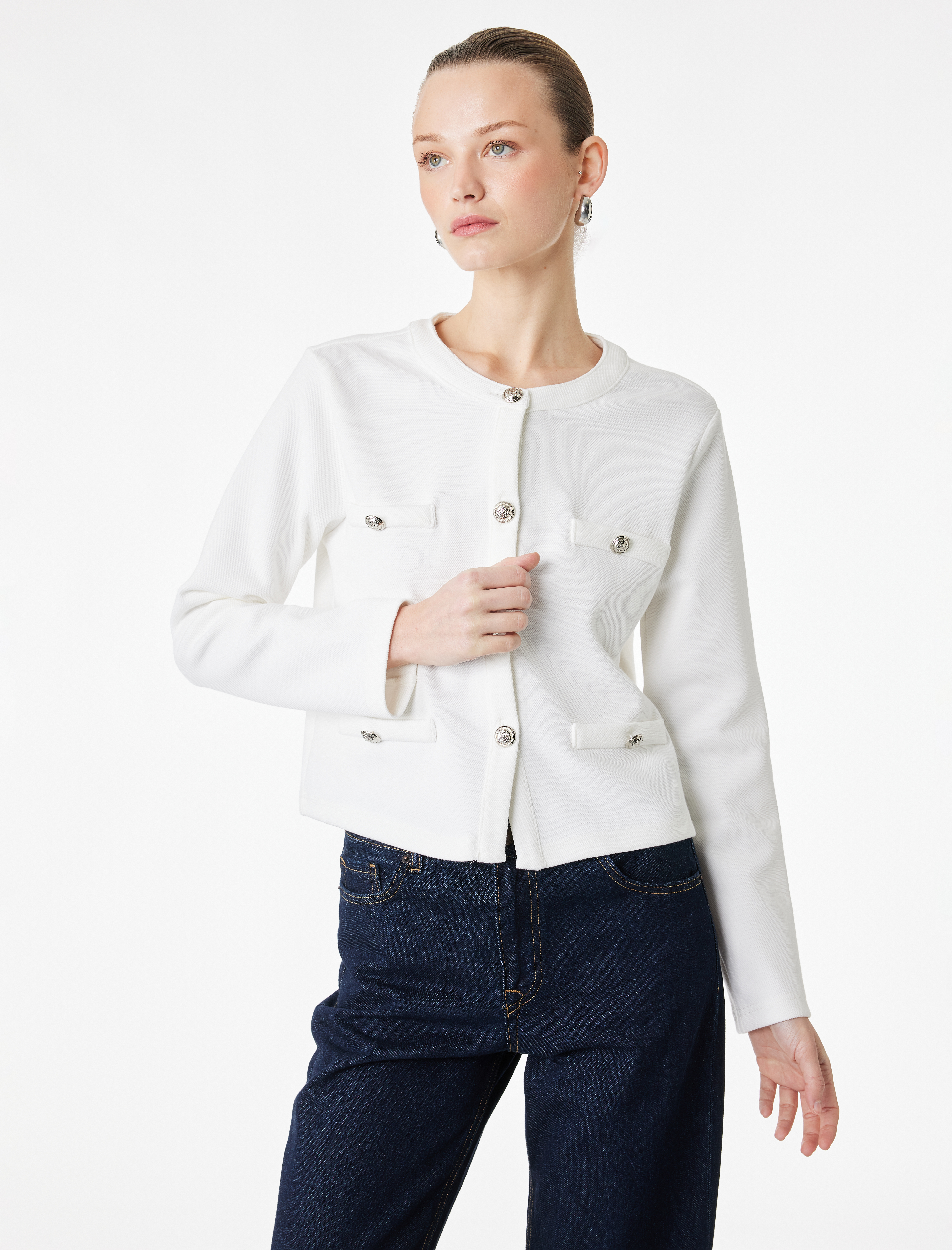   Uzun Kollu Düğmeli Aplike Detaylı Yuvarlak Yaka Hırka