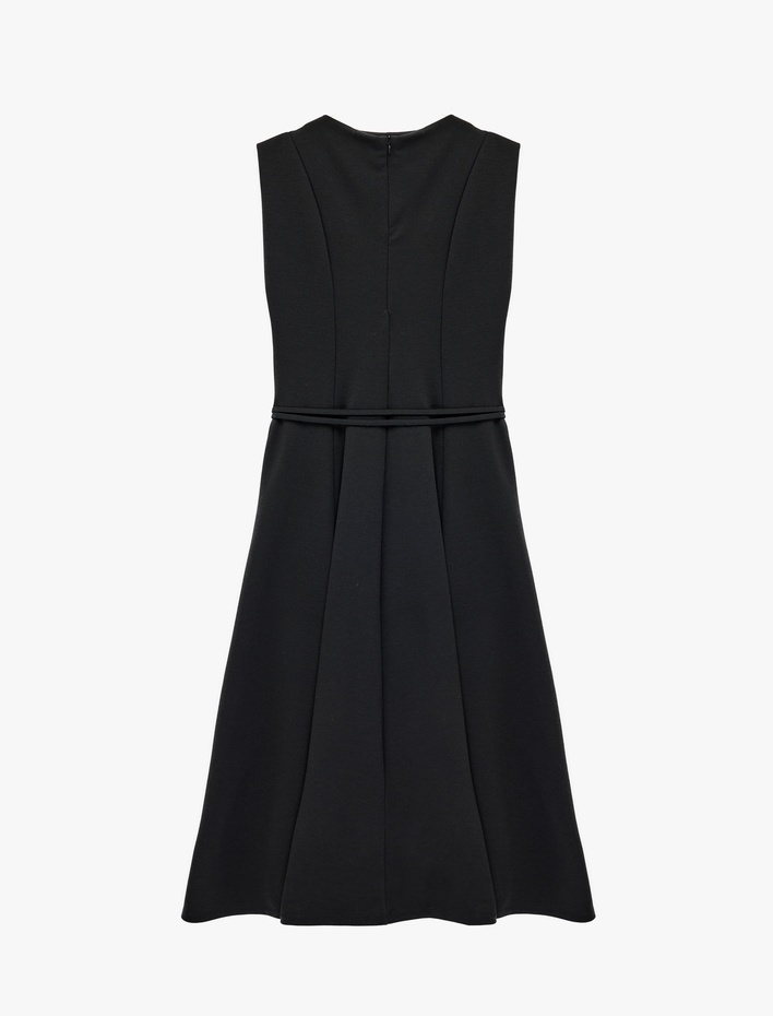  Pileli Yuvarlak Yaka Kolsuz Midi Boy Kemerli Elbise