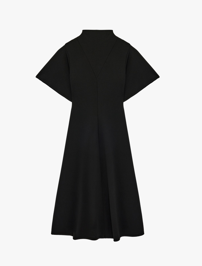  Krep Scuba Kumaş Kısa Yarasa Kollu Geniş Dik Yaka Uzun Elbise