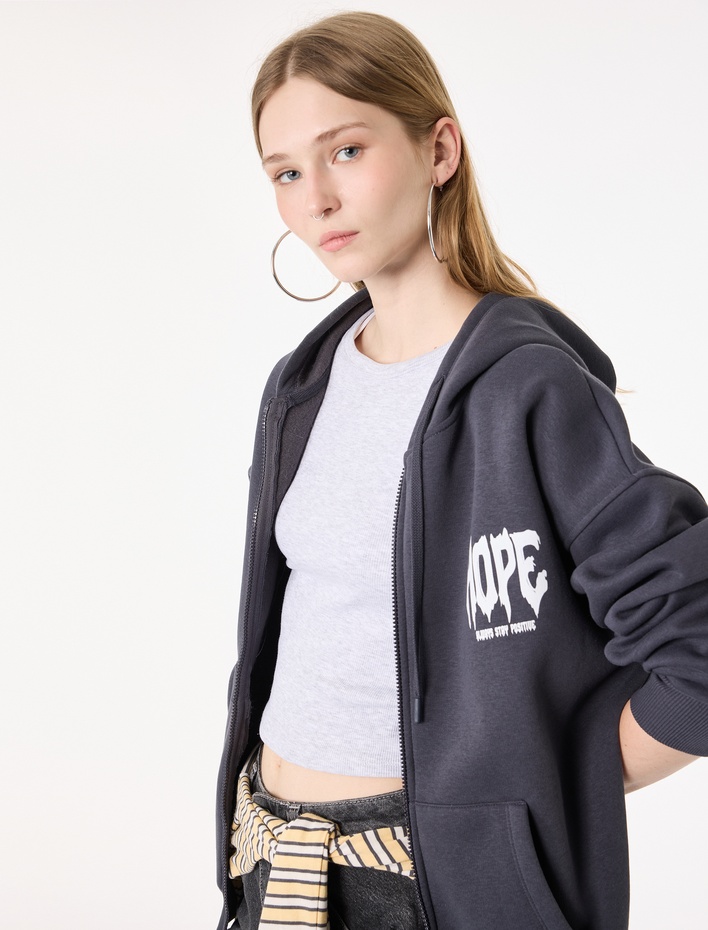  Arkası Baskılı Cepli Fermuarlı Kapüşonlu Oversize Sweatshirt