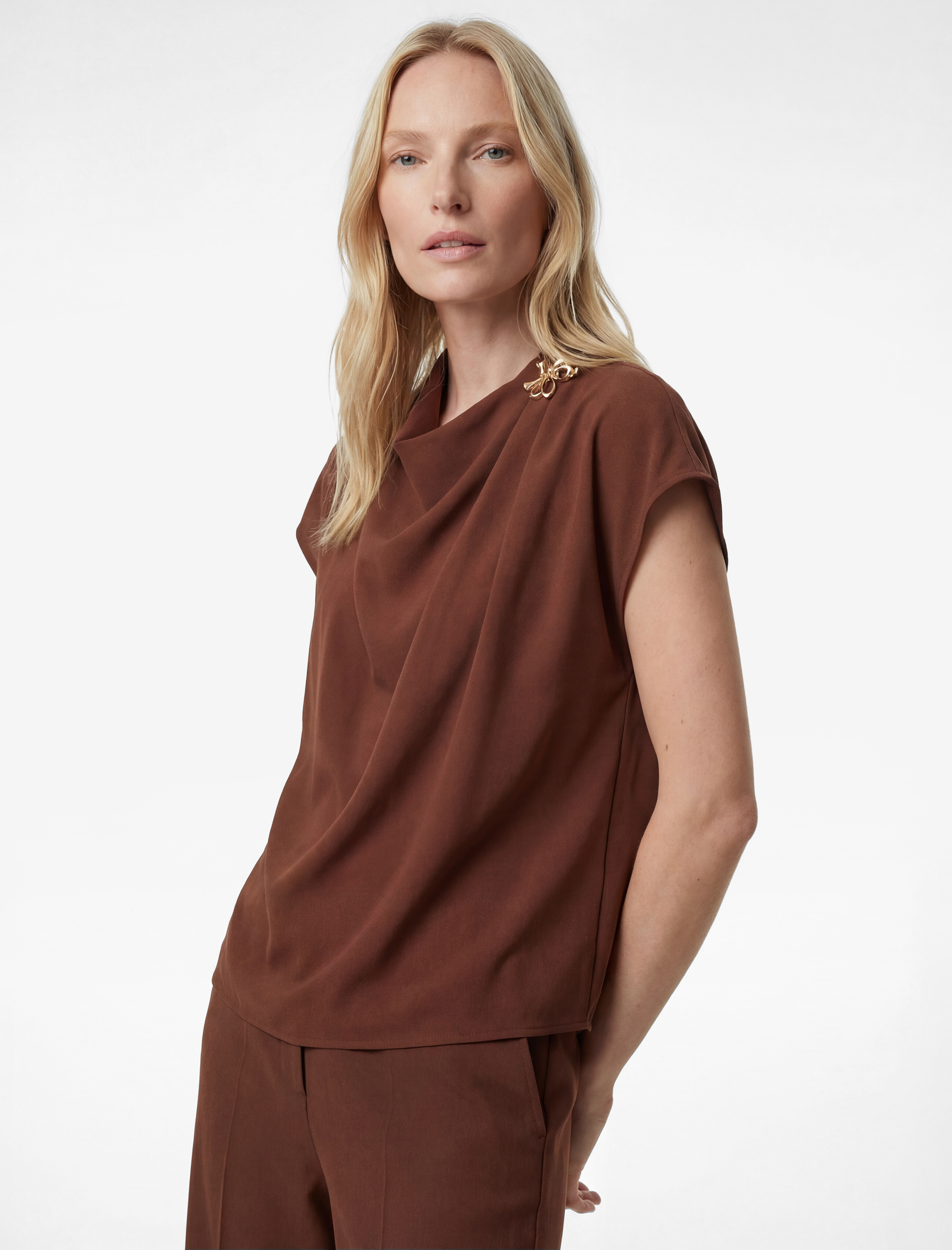   Yuvarlak Dökümlü Yaka Kolsuz Çiçek Aksesuarlı Bluz