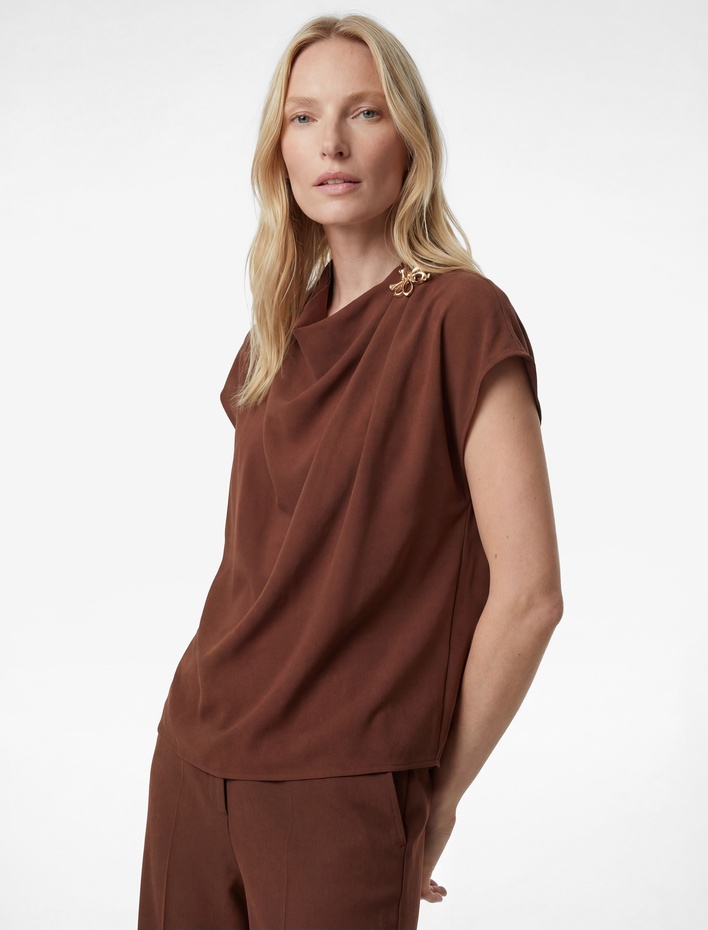  Yuvarlak Dökümlü Yaka Kolsuz Çiçek Aksesuarlı Bluz