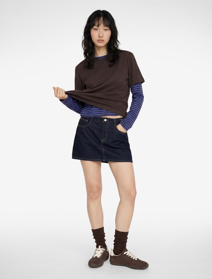  A Kesim Zincir Kemer Detaylı Mini Denim Etek