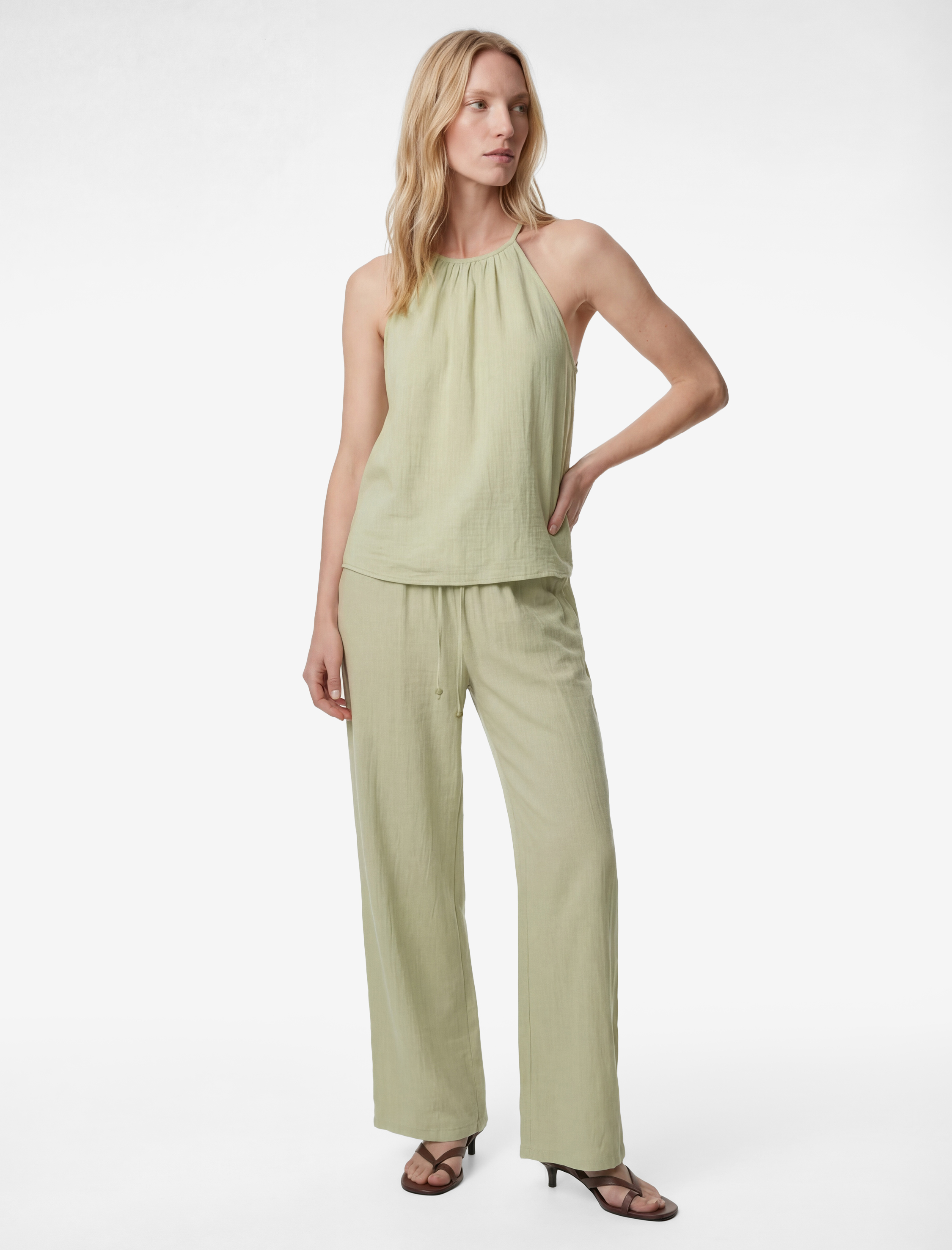   Viskon Karışımlı Kolsuz Bağlama Detaylı Dokulu Halter Yaka Bluz