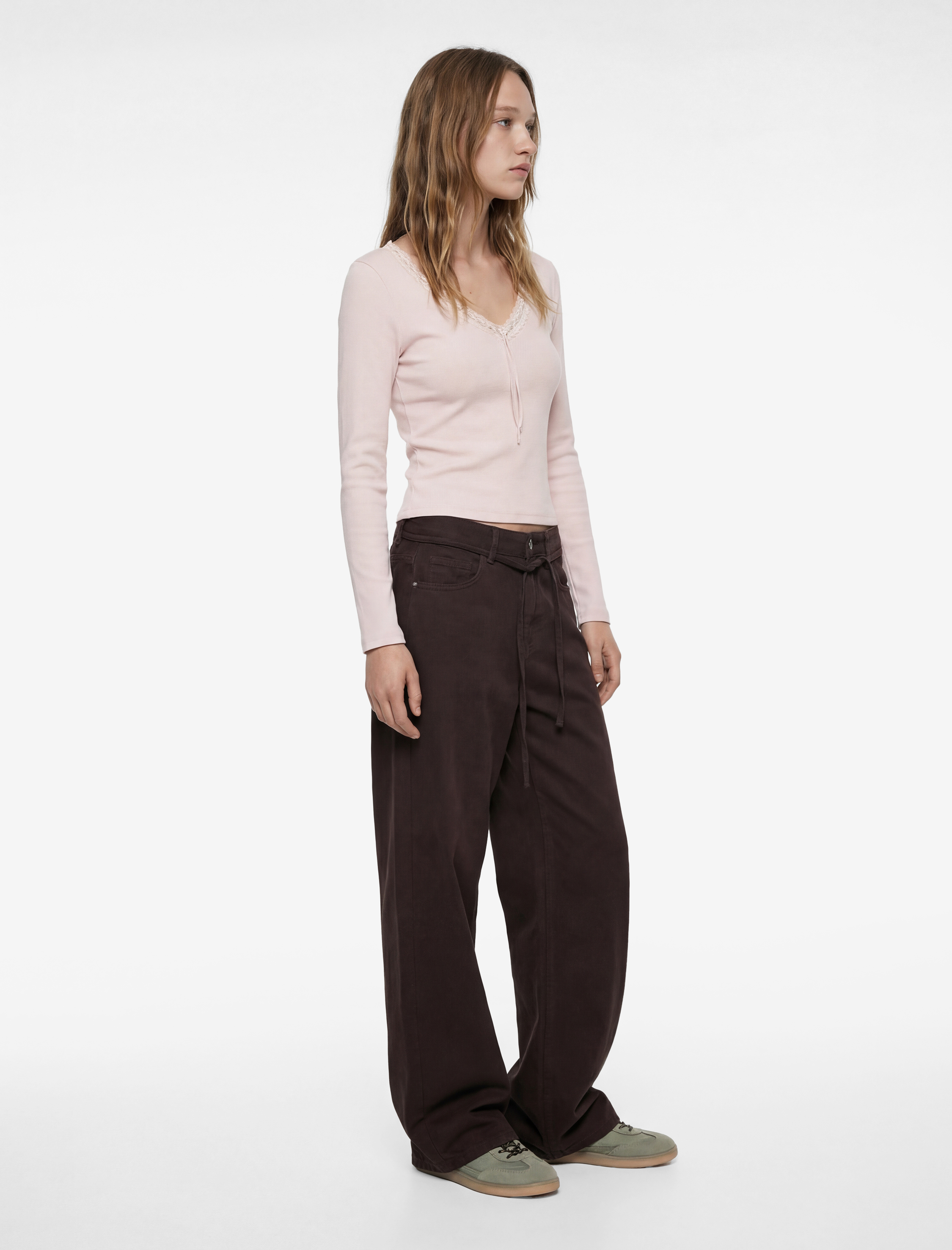   Slim Fit Dantel Detaylı Uzun Kollu Fiyonklu V Yaka Tişört