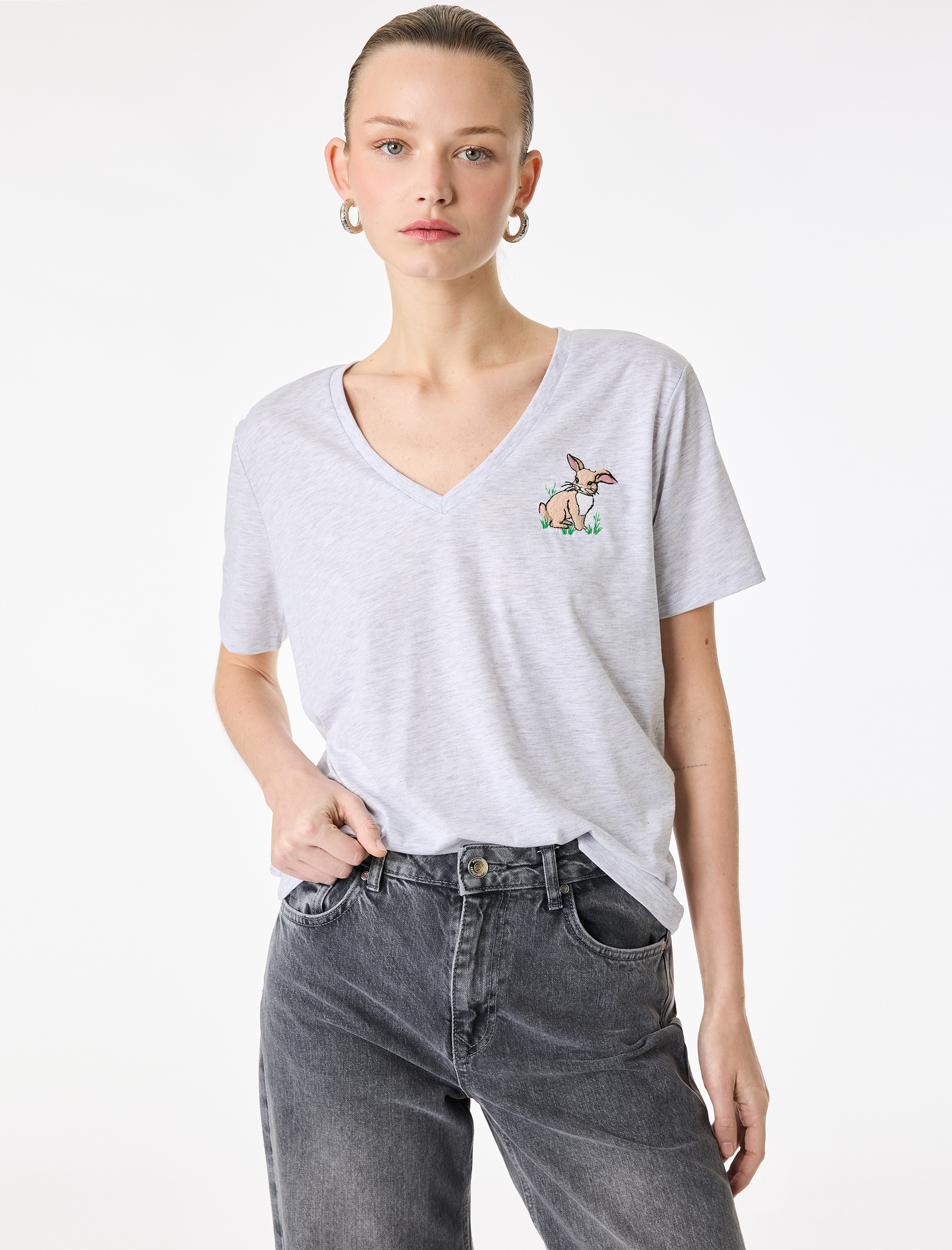   Regular Fit Tavşan Nakış Detaylı Kısa Kollu V Yaka Tişört