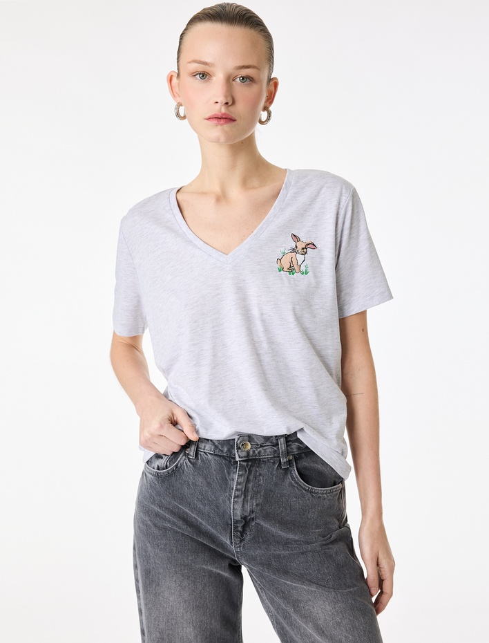  Regular Fit Tavşan Nakış Detaylı Kısa Kollu V Yaka Tişört