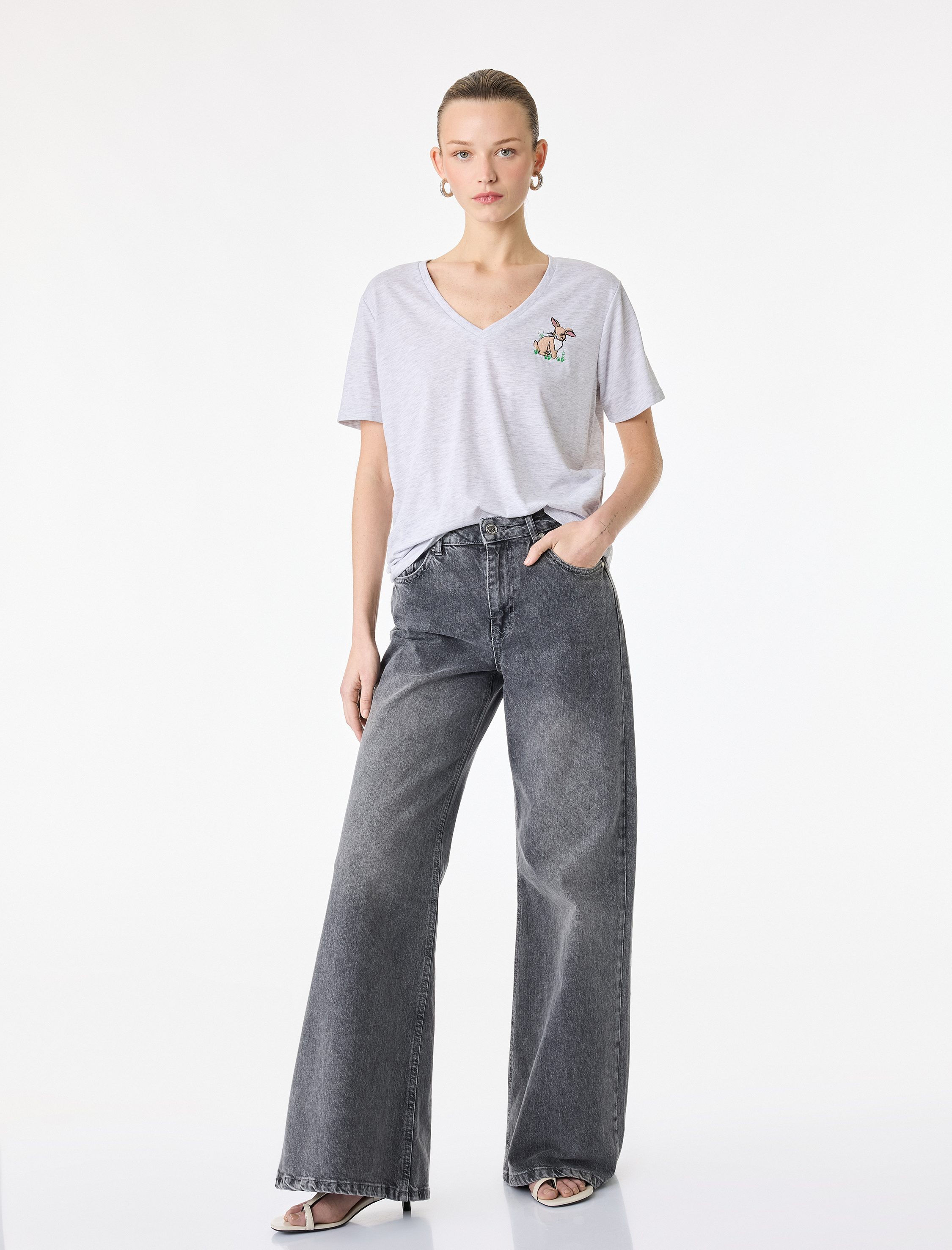   Regular Fit Tavşan Nakış Detaylı Kısa Kollu V Yaka Tişört