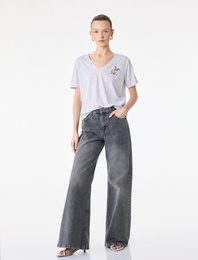 Regular Fit Tavşan Nakış Detaylı Kısa Kollu V Yaka Tişört