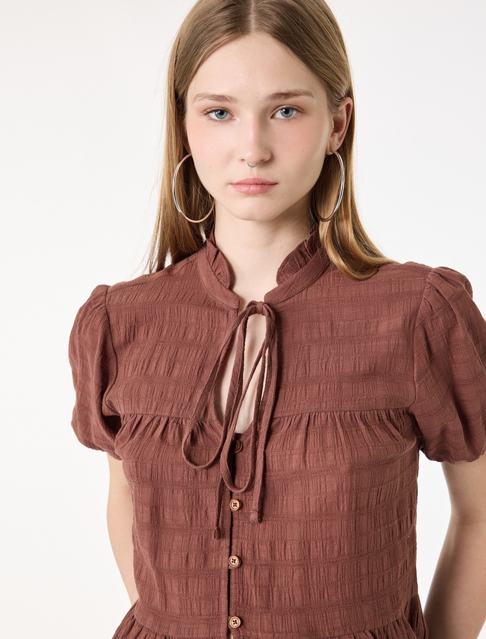  Pamuklu Düğmeli Bağlamalı Yaka Kısa Balon Kol Bluz