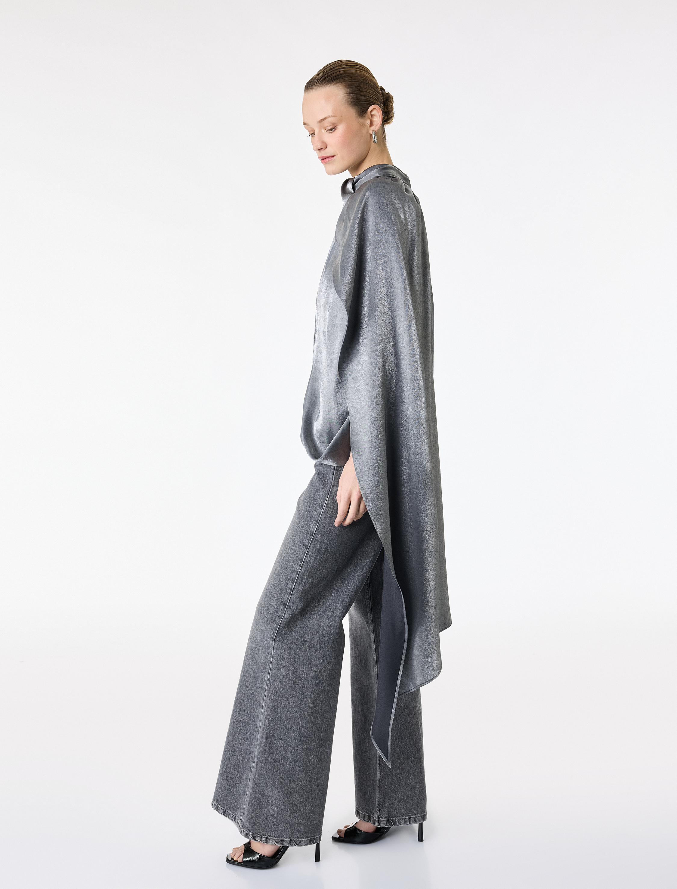   Asimetrik Kesim Kolsuz Dik Yaka Saten Pelerin Bluz