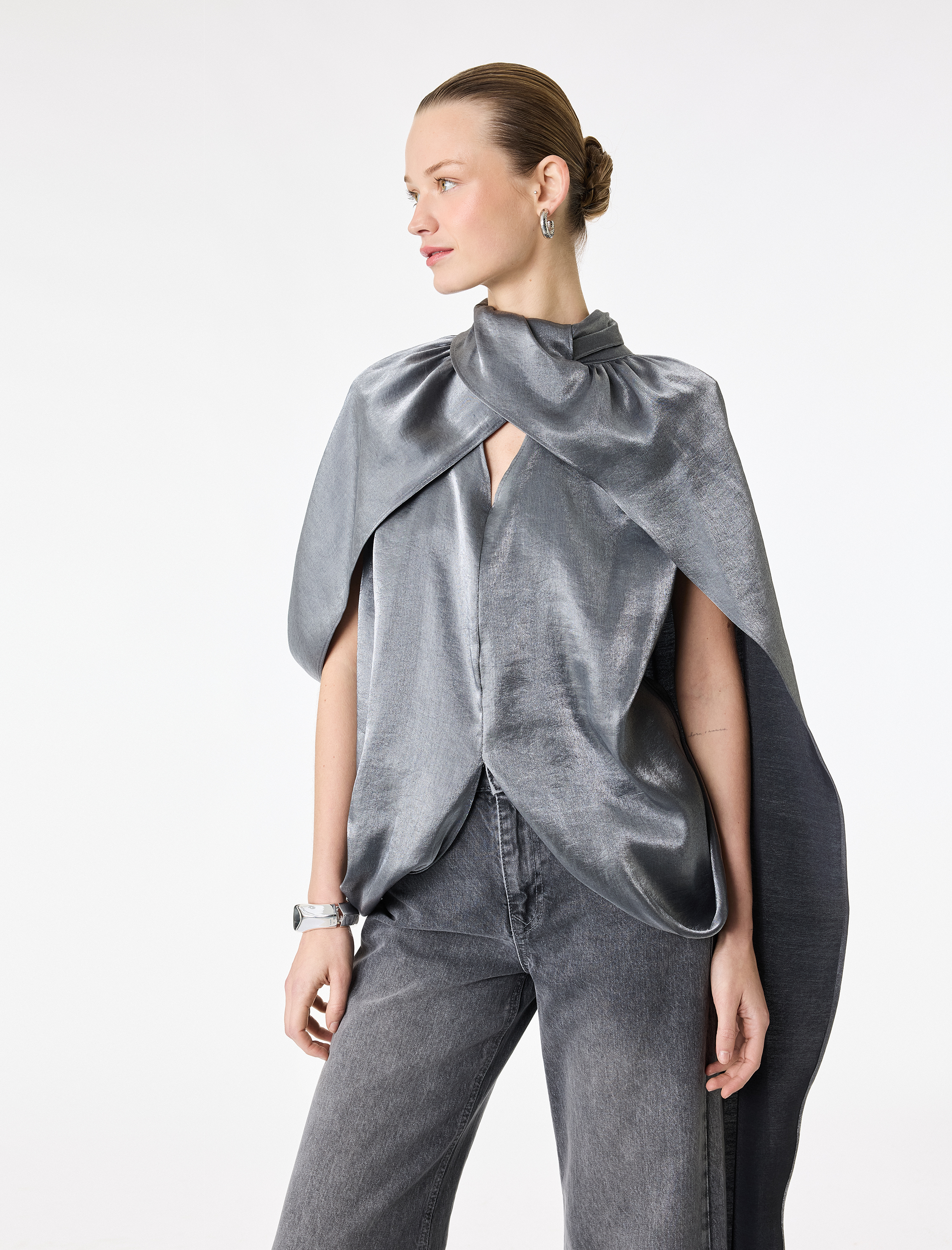   Asimetrik Kesim Kolsuz Dik Yaka Saten Pelerin Bluz