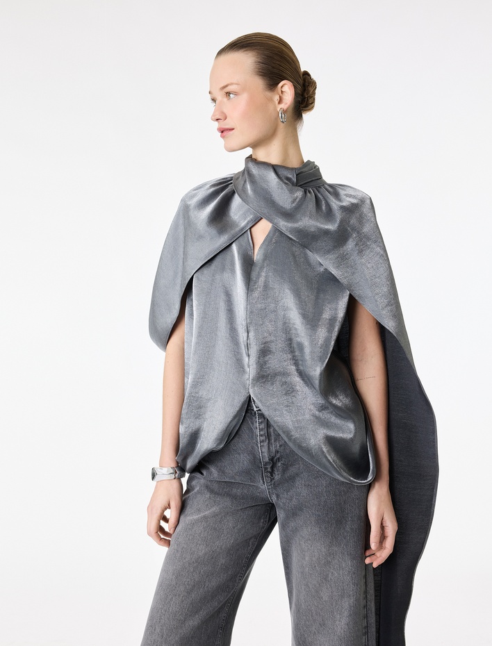  Asimetrik Kesim Kolsuz Dik Yaka Saten Pelerin Bluz