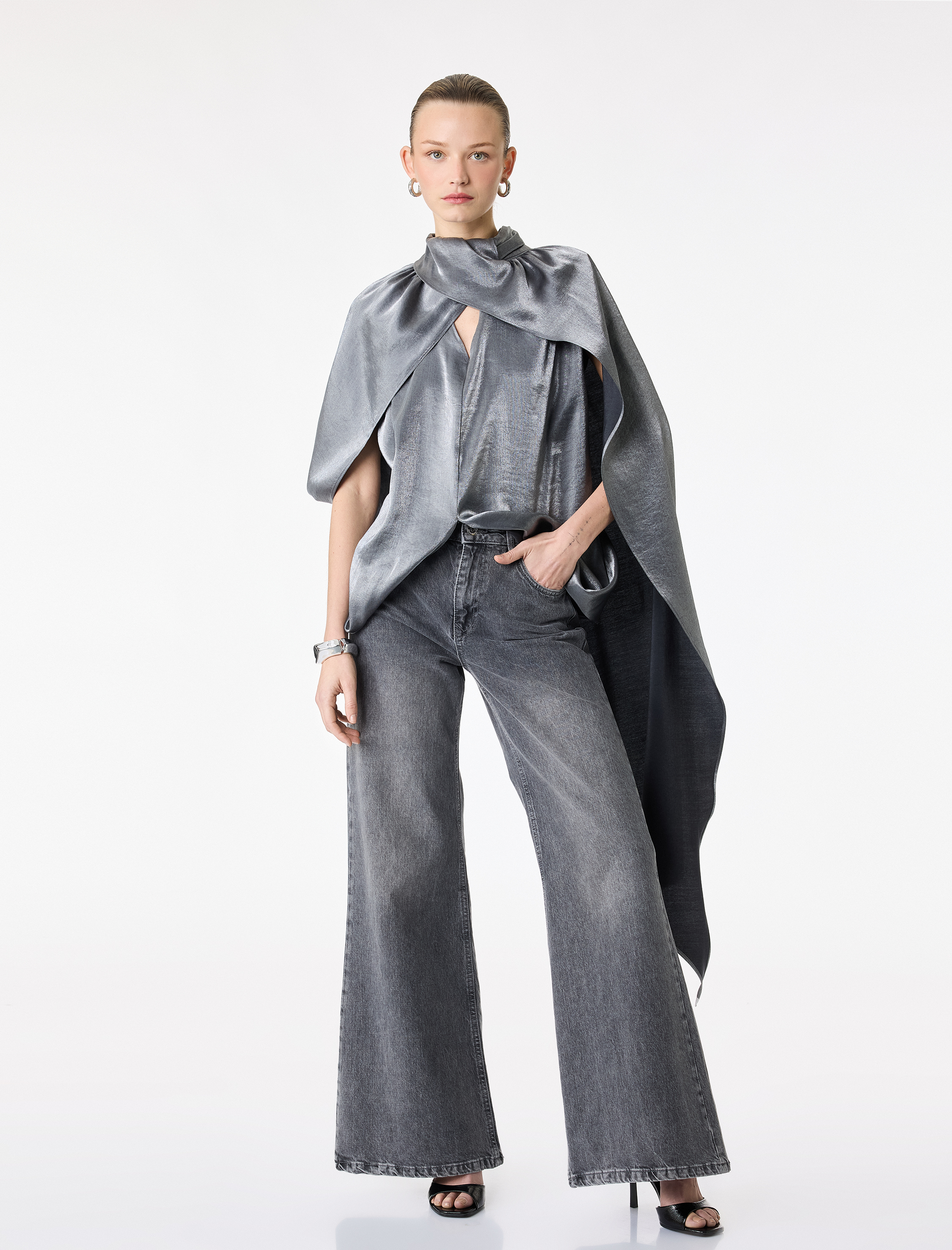   Asimetrik Kesim Kolsuz Dik Yaka Saten Pelerin Bluz