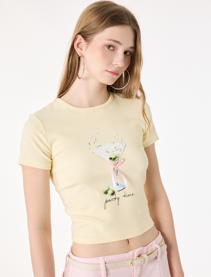  Slim Fit Kısa Kollu Bisiklet Yaka Baskılı Fiyonklu Tişört