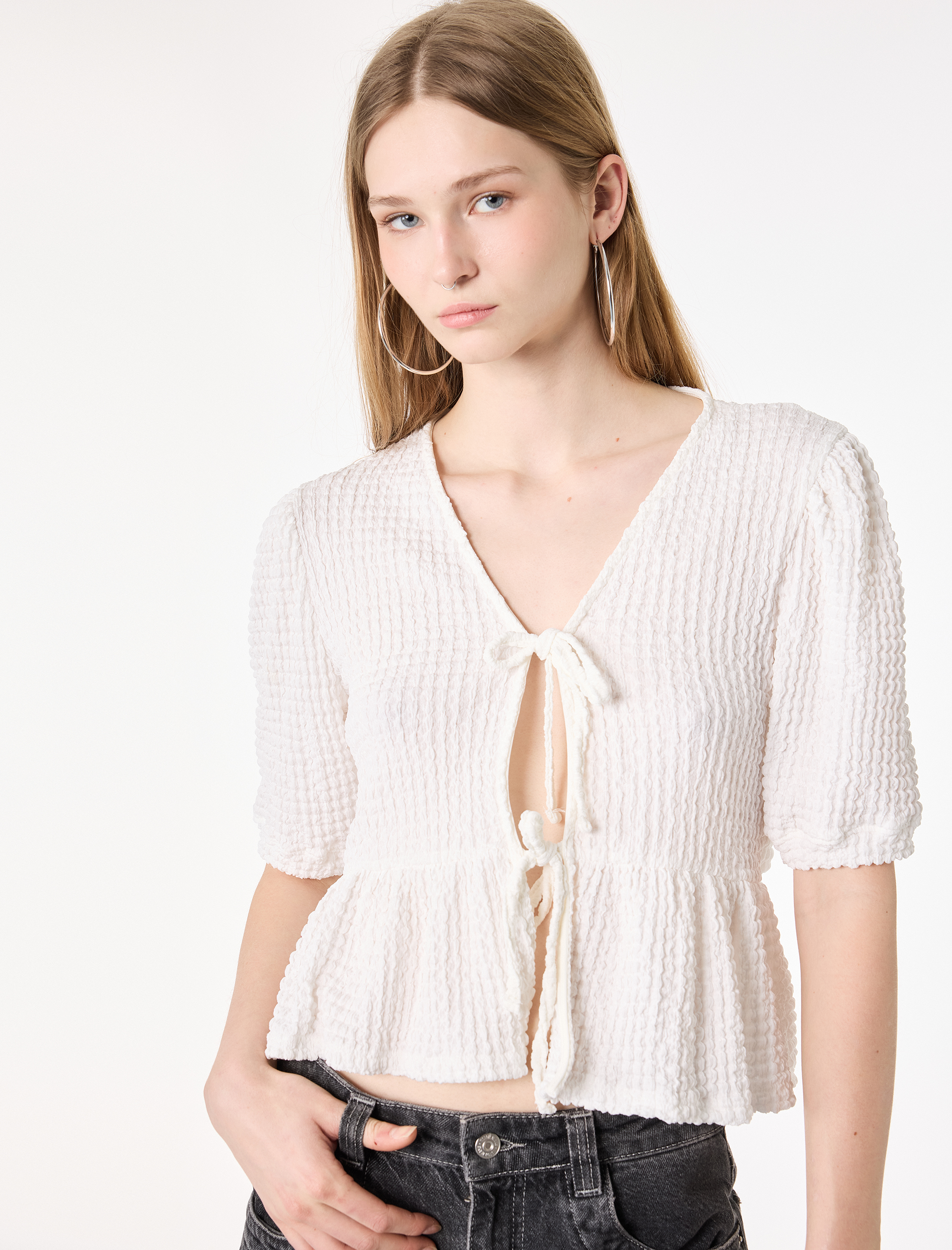   Volanlı Kısa Kollu Bürümcük Bağcık Detaylı V Yaka Tişört