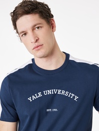 Regular Fit Kısa Kollu Bisiklet Yaka Renk Bloklu Baskılı Lisanslı Yale Tişört