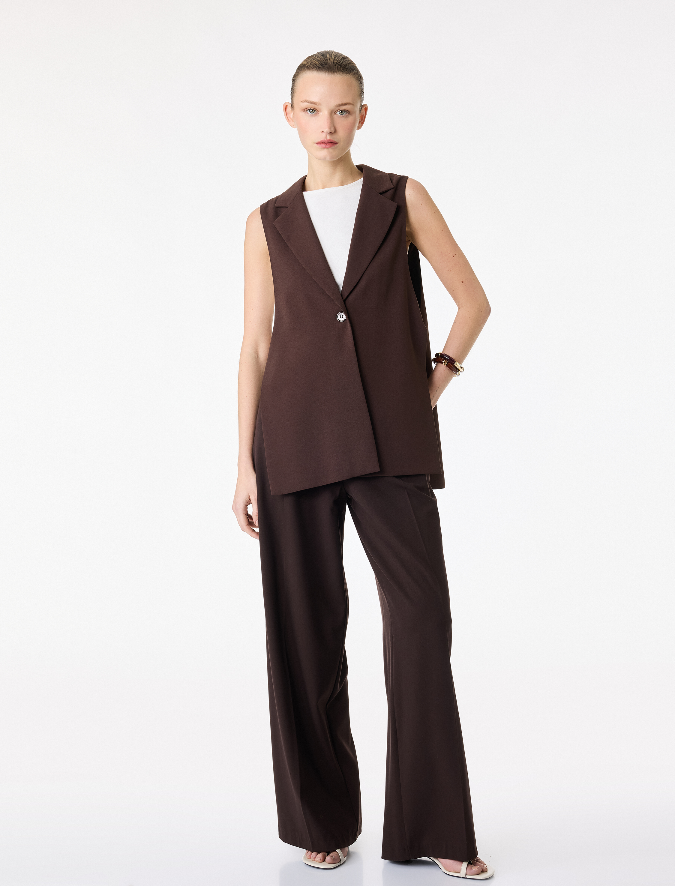   Geniş Yaka Kolsuz Metal Aksesuarlı Düğmeli Yelek