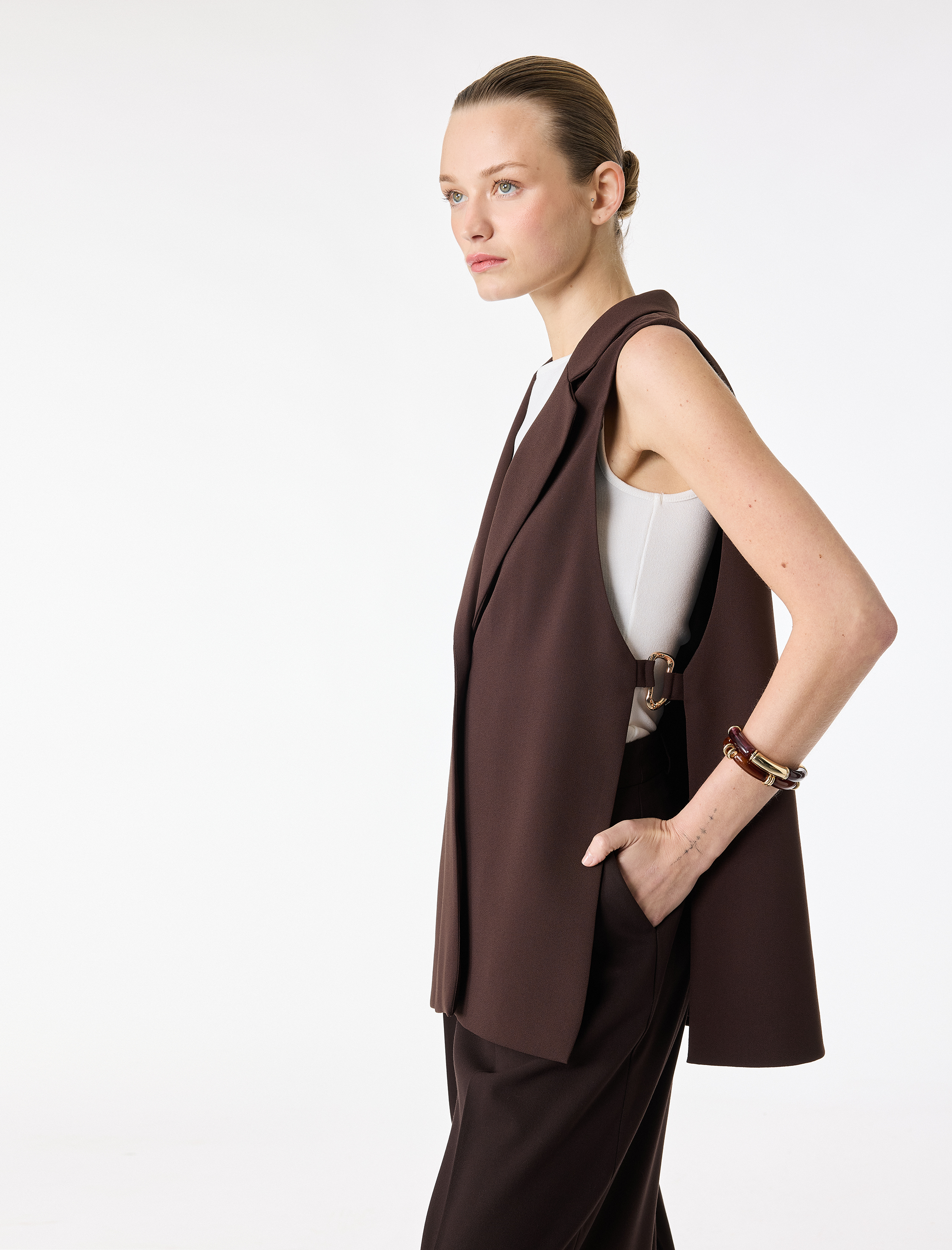   Geniş Yaka Kolsuz Metal Aksesuarlı Düğmeli Yelek