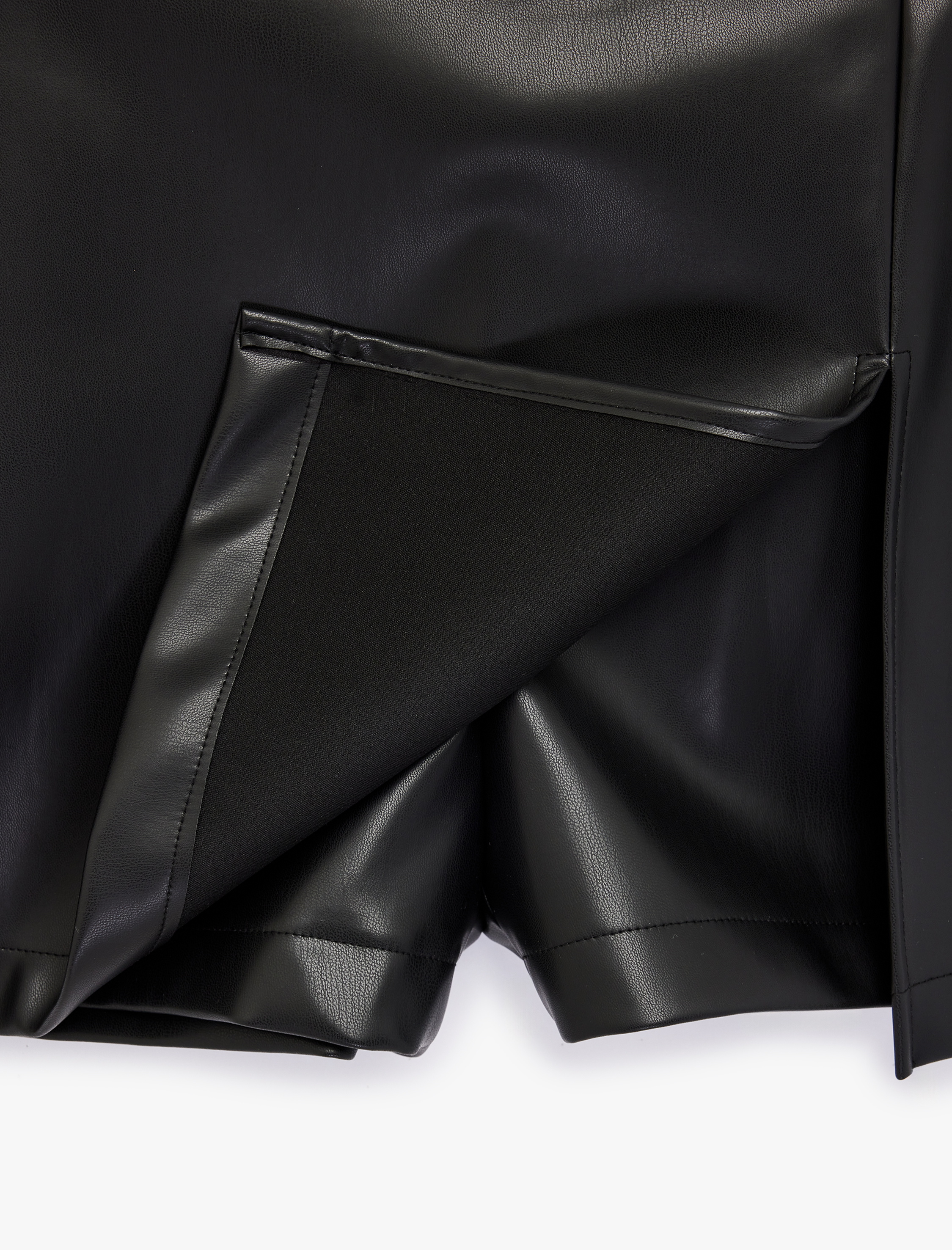   Yırtmaç Detaylı Mini Suni Deri Şort Etek