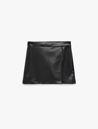 Yırtmaç Detaylı Mini Suni Deri Şort Etek