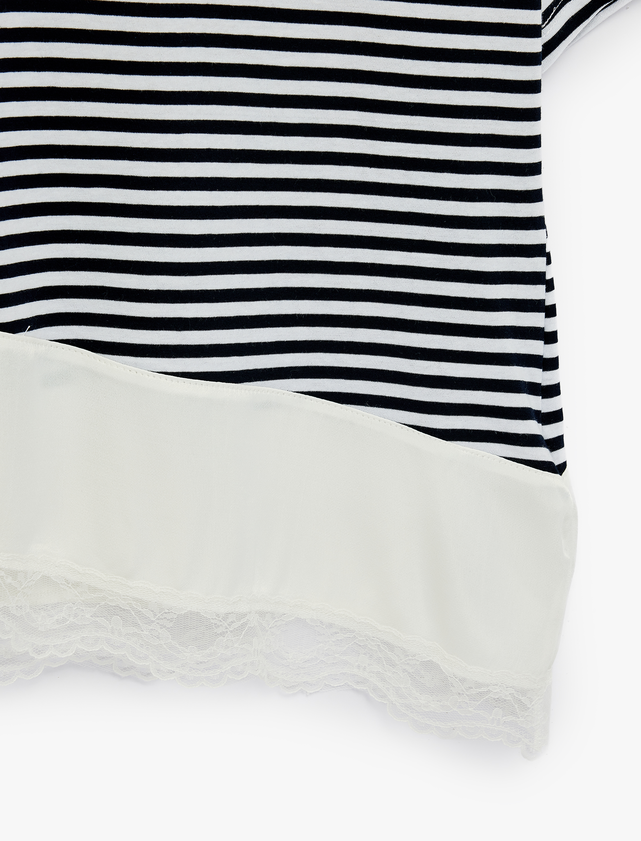   Bisiklet Yaka Kısa Kollu Asimetrik Kesim Dantel Detaylı Tişört