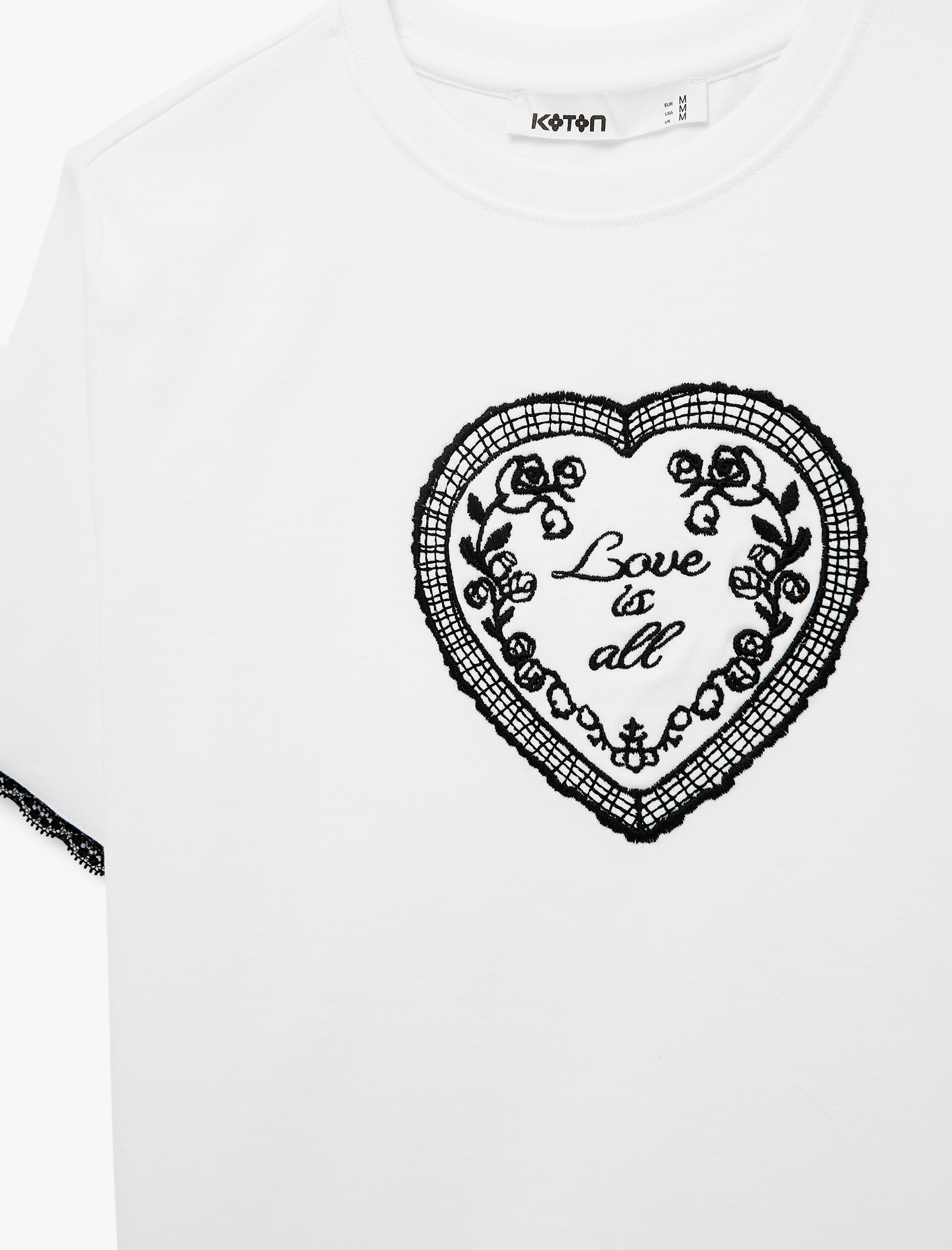   Slim Fit Kısa Kollu Bisiklet Yaka Nakış İşlemeli Kalpli Tişört