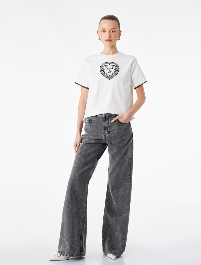  Slim Fit Kısa Kollu Bisiklet Yaka Nakış İşlemeli Kalpli Tişört