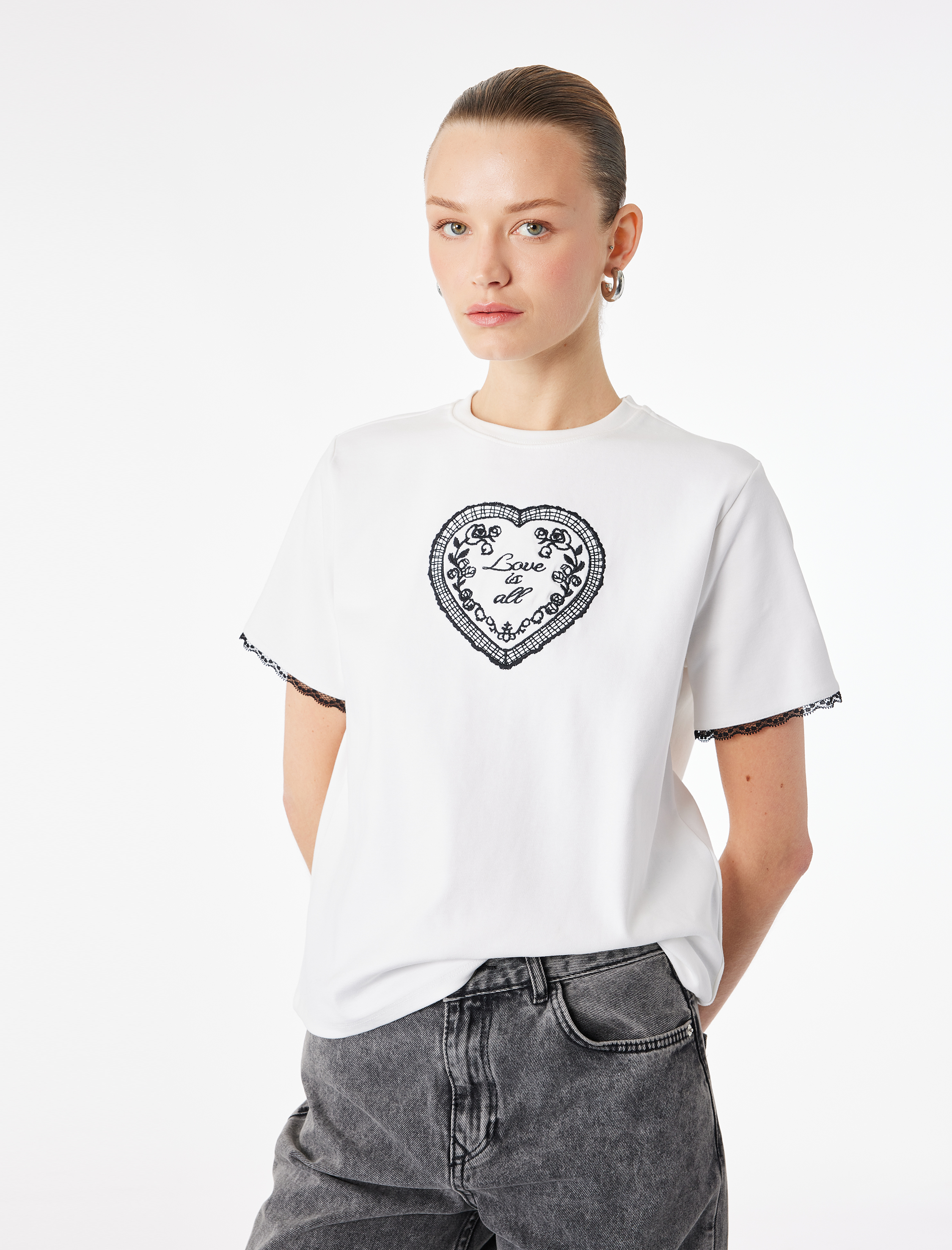   Slim Fit Kısa Kollu Bisiklet Yaka Nakış İşlemeli Kalpli Tişört