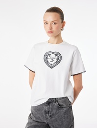 Slim Fit Kısa Kollu Bisiklet Yaka Nakış İşlemeli Kalpli Tişört