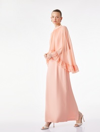 Rahat Kalıp Kısa Kollu Fırfır Detaylı Bisiklet Yaka Saten Uzun Elbise