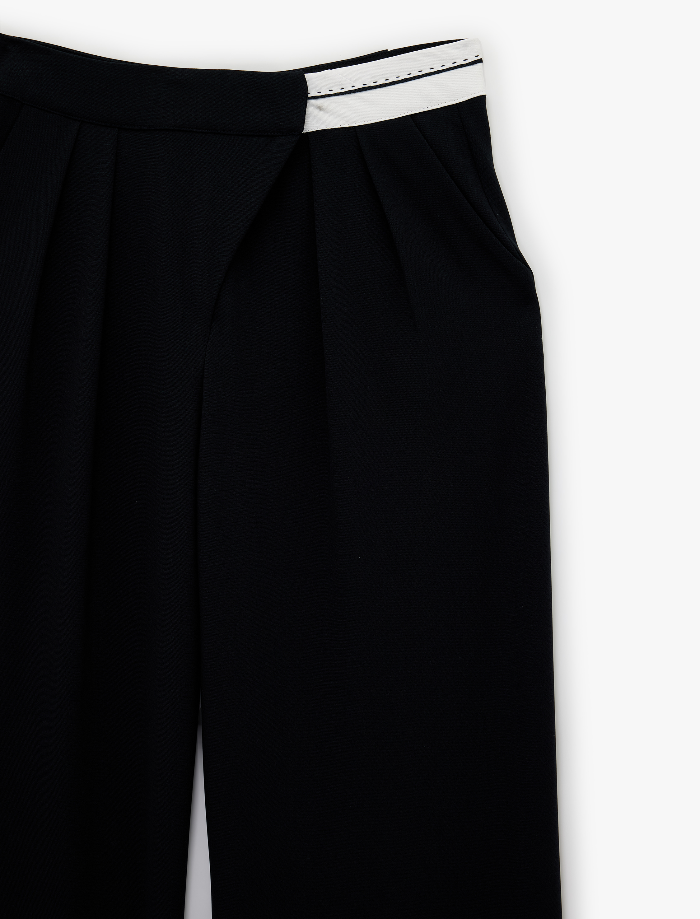   Kontrast Detaylı Cepli Düz Geniş Paça Kumaş Pantolon