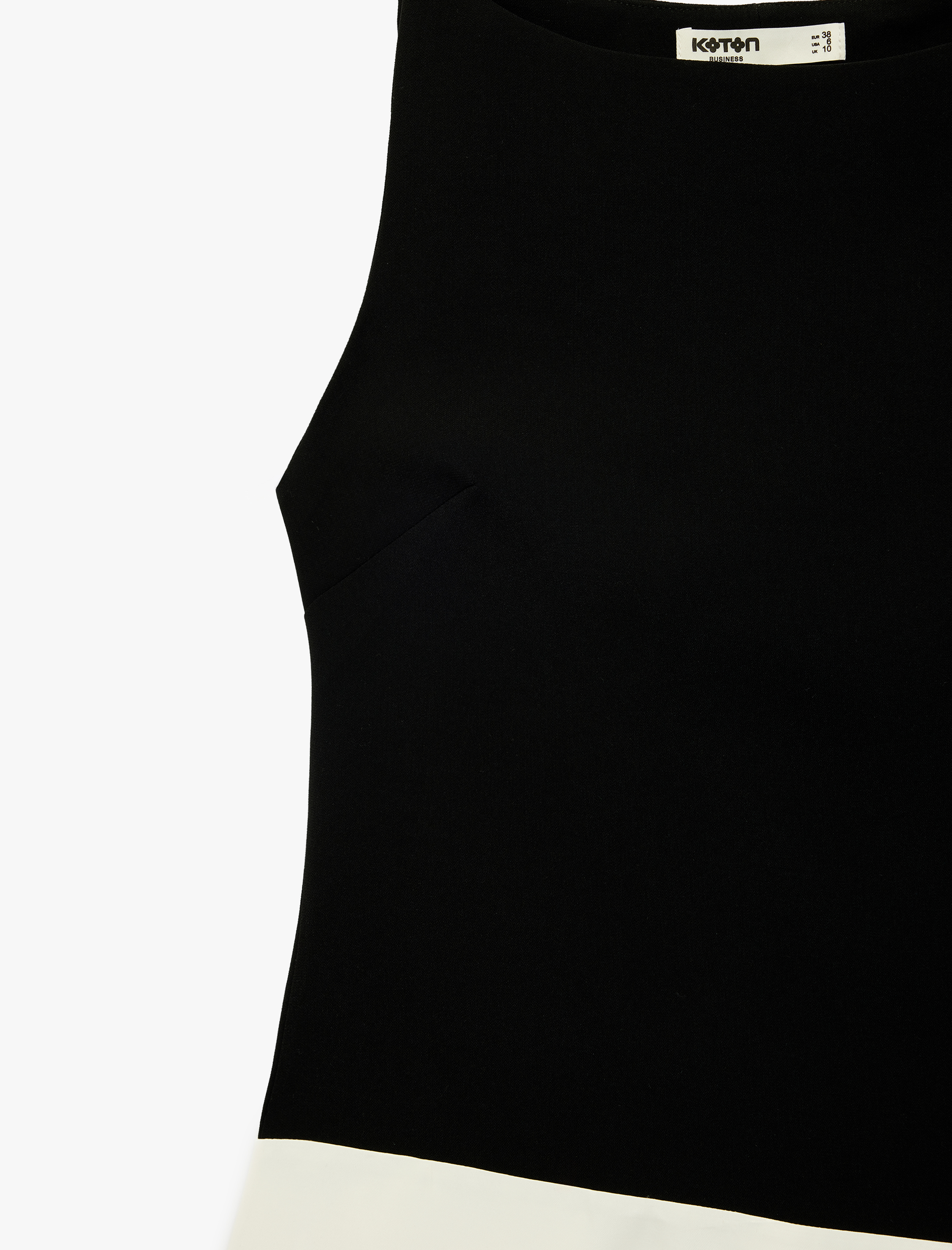   Asimetrik Kesim Renk Bloklu Kolsuz Kayık Yaka Bluz