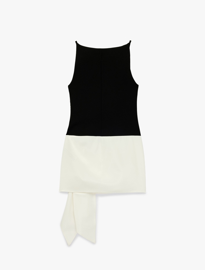  Asimetrik Kesim Renk Bloklu Kolsuz Kayık Yaka Bluz