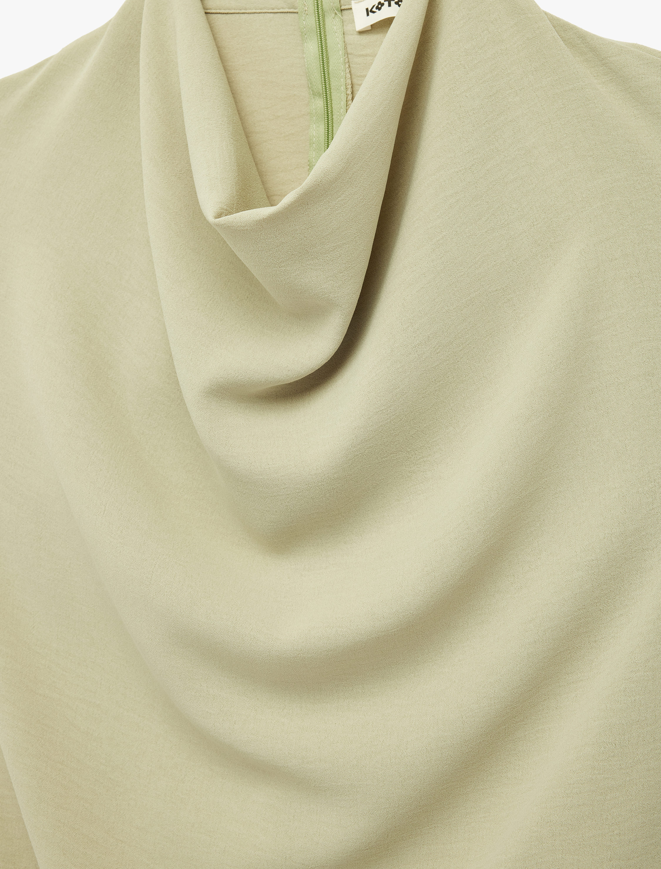   Aerobin Kumaş Dökümlü Yaka Kolsuz Bluz