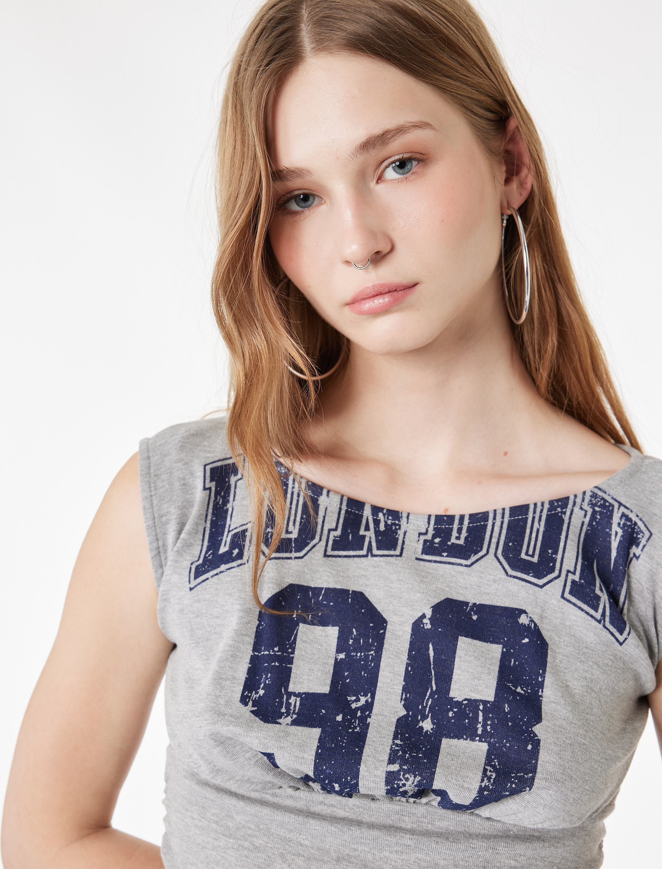   Pamuklu Yanları Drapeli Yuvarlak Yaka Baskılı Sıfır Kol Tişört