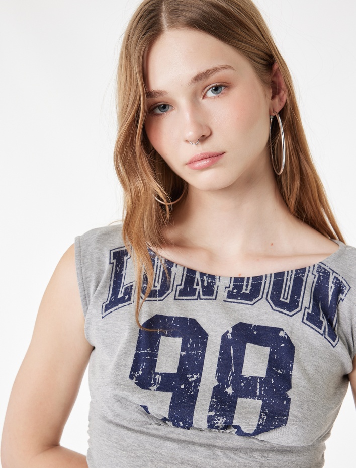  Pamuklu Yanları Drapeli Yuvarlak Yaka Baskılı Sıfır Kol Tişört